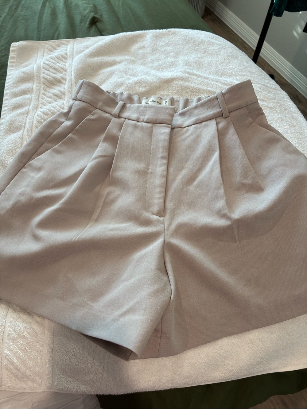 Abercrombie & Fitch Light Beige Pleated High-Waist Women's Shorts